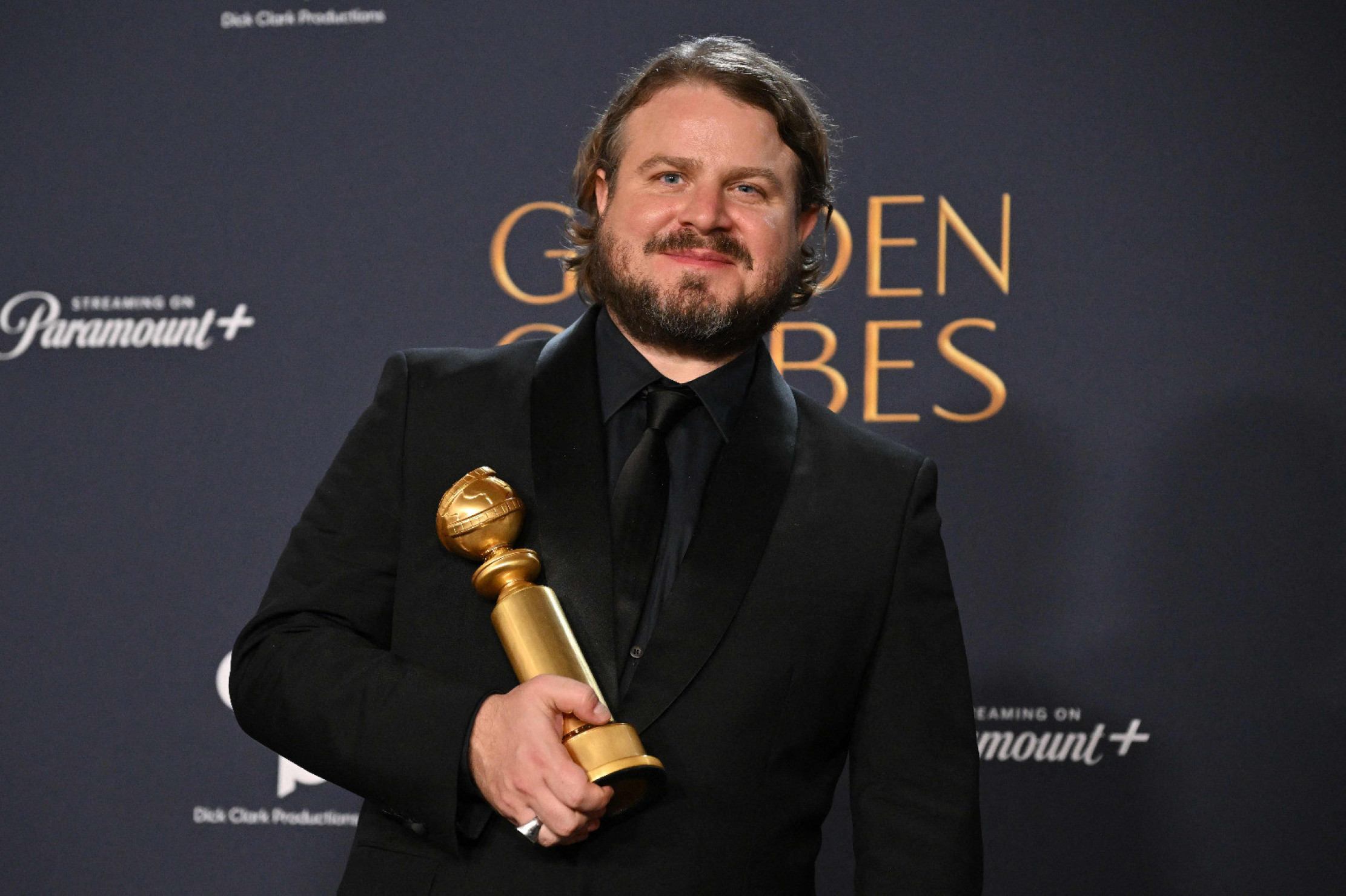 O americano Brady Corbet, de 36 anos, assina "O brutalista", foi indicado a 10 estatuetas douradas em 2025. Filme conta a história de arquiteto húngaro que migra para os EUA após a Segunda Guerra e recebe a proposta de um magnata para criar projeto grandioso que impactará os EUA. Com o longa, Corbert ganhou o Globo de Ouro 2025 de Melhor Direção (foto) e o Leão de Prata, na mesma categoria, no Festival de Veneza, em 2024.
-Robyn Beck/AFP