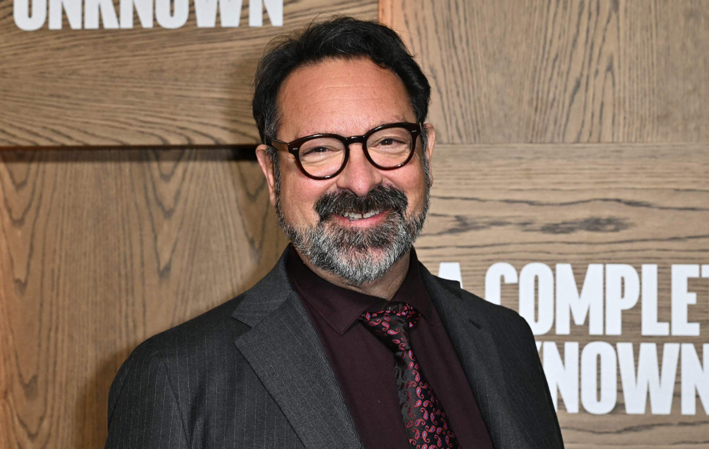 O americano James Mangold, de 61 anos, dirige "Um completo desconhecido", indicado a oito Oscars em 2025, inclusive de Melhor Diretor. O longa conta a história do jovem Bob Dylan. Em 1961, Robert Allen Zimmerman, de 19 anos, chega a Nova York com planos de se dedicar ao folk. Ao lançar o álbum "The Freewheelin" (1963) e participar do Newport Fok Festival (1965), ele revoluciona a música dos EUA e a cultura pop. Mangold dirigiu "Indiana Jones e o chamado do destino" (2023), "Ford vs Ferrari" (2019), "Wolverine – Imortal" (2013) e "Johnny e June" (2005), entre outros filmes.
-Angela Weiss/AFP