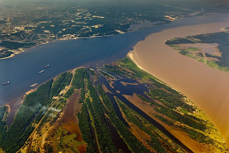 O Rio Solimões é um dos mais importantes do Brasil. Ele tem 1.700 km de extensão, desde a sua confluência com o rio Negro até a tríplice fronteira do Brasil com o Peru e a Colômbia. 