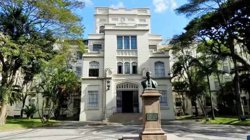 A empresa afirma que enviou e-mail alertando a comissão de alunos de que Alicia estava fazendo saques.  A jovem admitiu que usou parte do dinheiro 