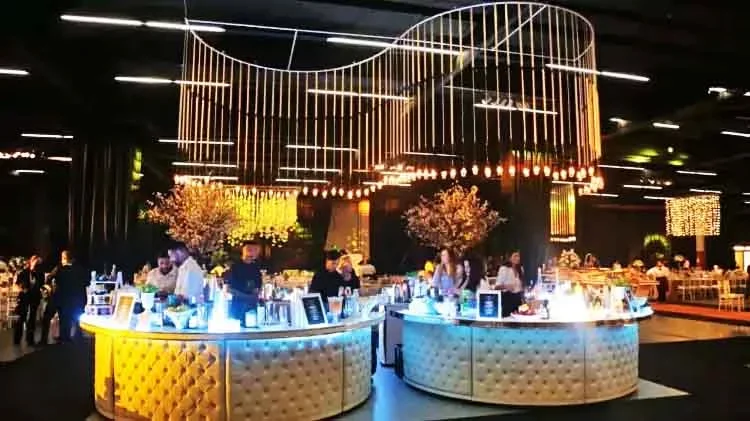 As comidas, atualmente, ficam em buffet aberto, com separação por itens da preferência dos convidados (regional, vegetariano, japonês, etc). As bebidas incluem marcas importadas de gim, vodka e uísque.