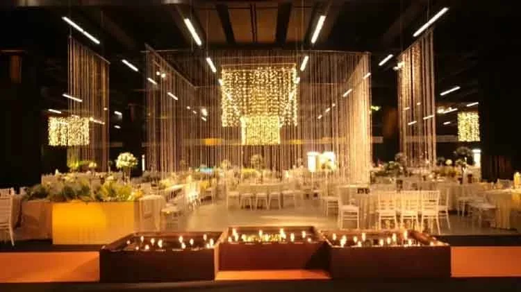 Por isso, até pavilhões de eventos, como o Expo Center Norte e São Paulo Expo, em São Paulo, são disputados pelos formandos. Lugares imensos onde eles acabam gastando muito com aluguel de mobiliário e decoração.  