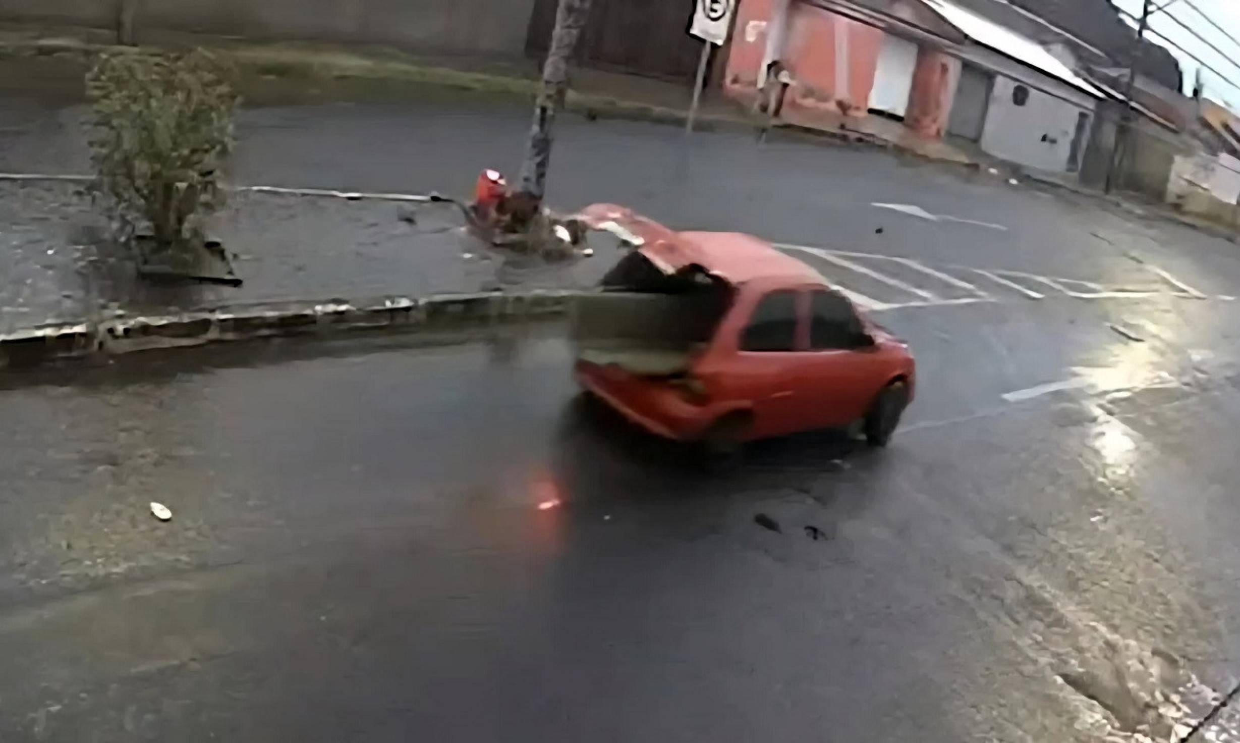 Vídeo flagra dupla furtando banco de concreto em praça no interior de Minas