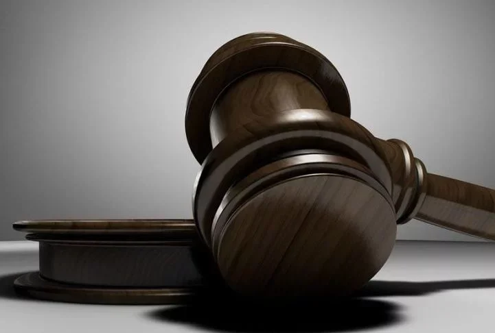 A sentença também determinou o pagamento de indenização às vítimas no mesmo valor do prejuízo causado. No texto, o juiz fez a seguinte anotação: 