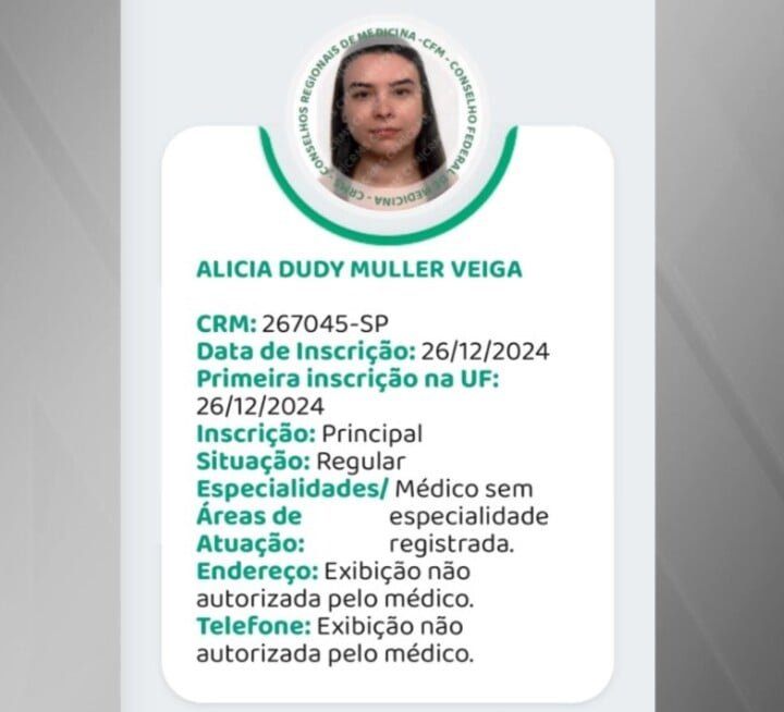 Alícia, de 25 anos, tem inscrição ativa e regular desde 26 de dezembro de 2024, de acordo com o site do Conselho Federal de Medicina. No documento não há uma especialidade médica registrada. 
