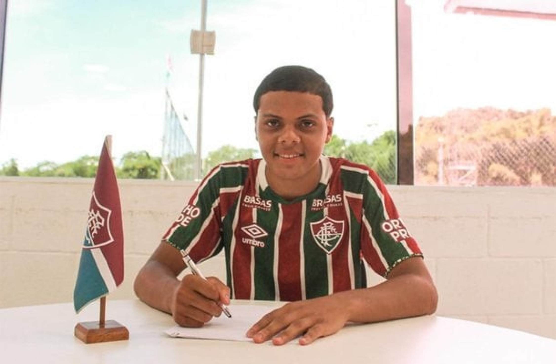 Fluminense assina contrato profissional de joia com multa de R$ 300 milhões