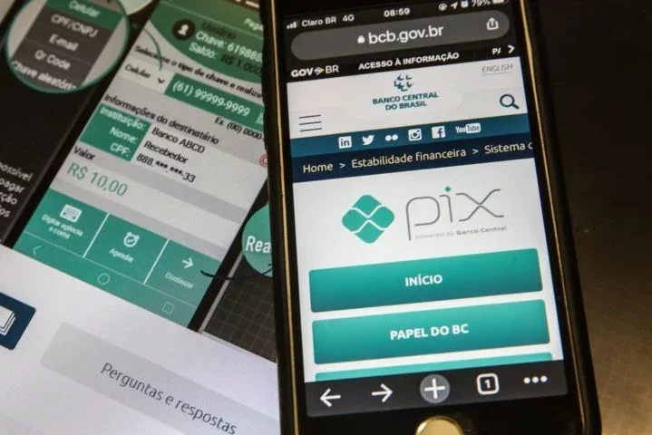 No início do ano, uma medida da Receita Federal relativa ao PIX foi centro de enorme polêmica. No dia 15/01, o governo federal decidiu revogar a instrução normativa que ampliava a fiscalização da Receita Federal sobre transações financeiras dos brasileiros por cartão de crédito e PIX.
