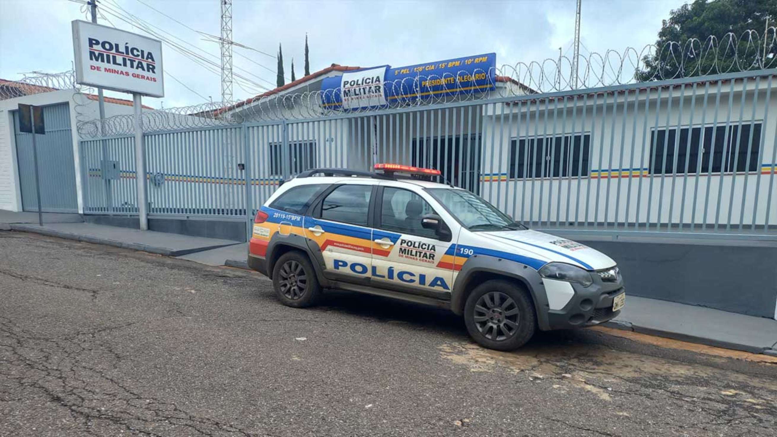 Polícia encontra foragido da Justiça escondido dentro de sofá