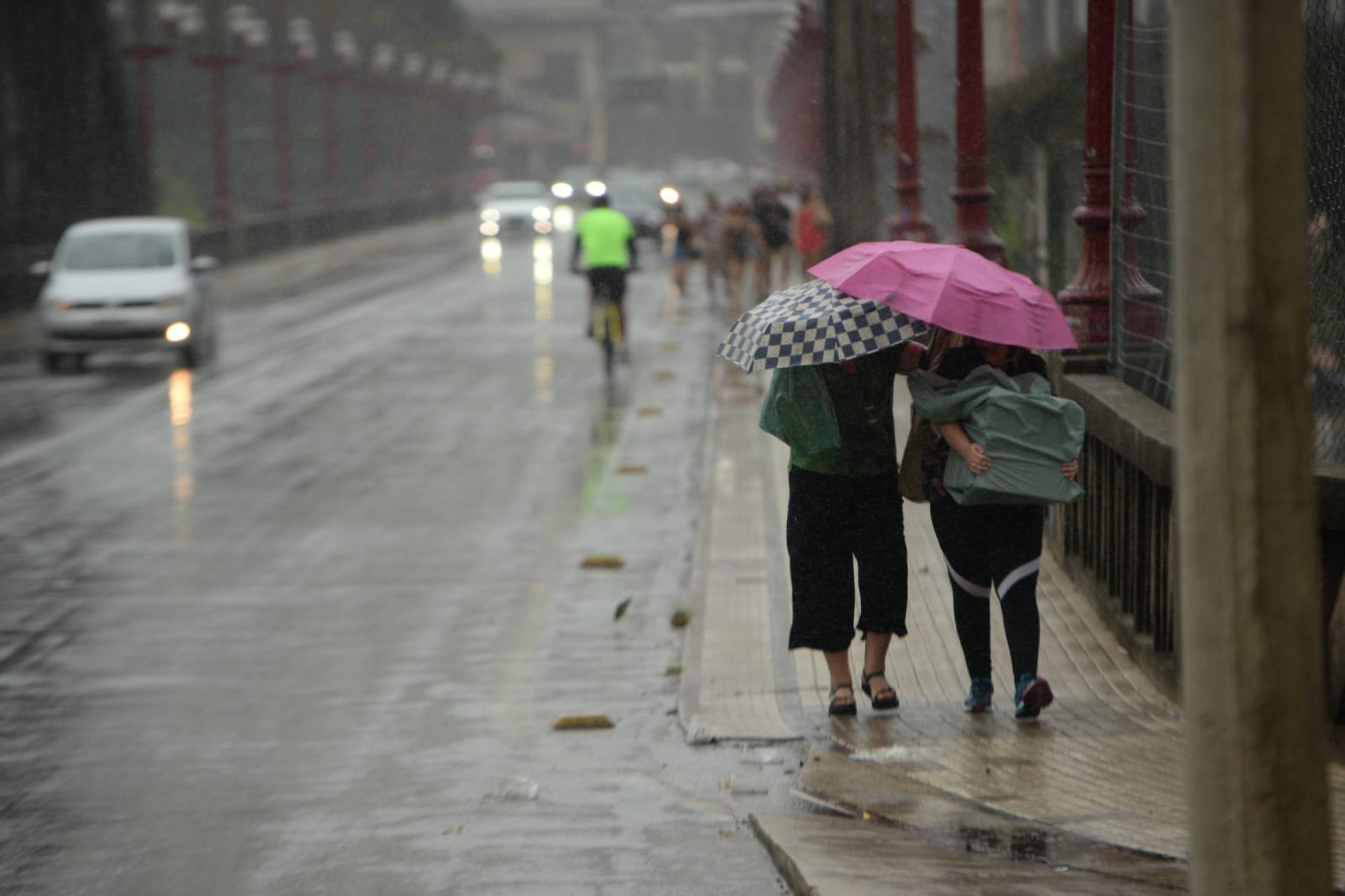 BH entra em alerta para chuva com raios e rajadas de vento
