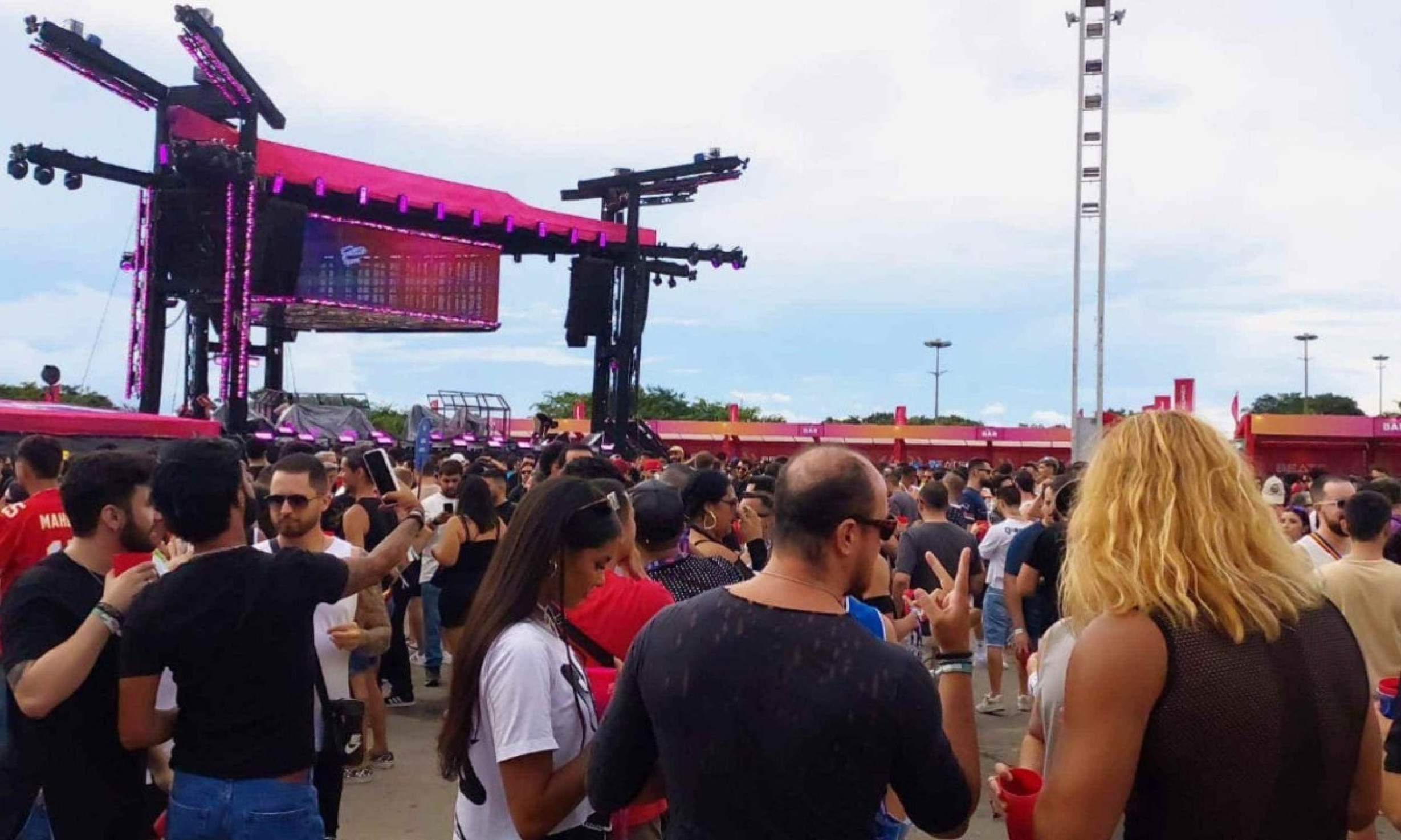 Fãs reclamam de sequência de furtos durante show da Anitta em BH