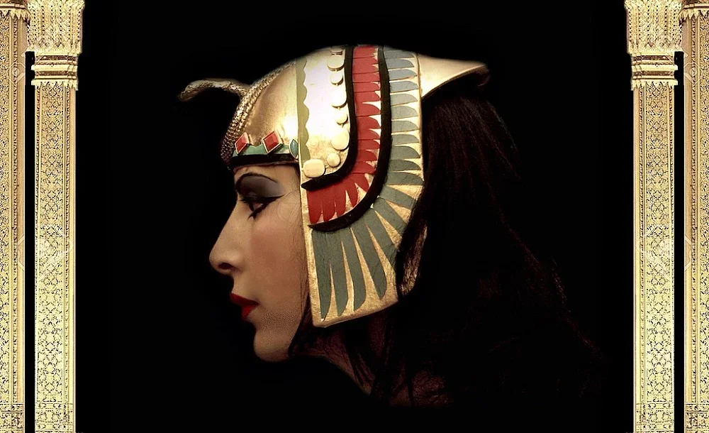 No entanto, há registros do uso também no Egito antigo, especialmente por membros da realeza. Há relatos históricos de que a famosa rainha Cleópatra tinha preferência por esmalte vermelho intenso.


