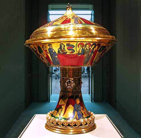 Na antiguidade, os egÃ­pcios recorriam Ã  esmaltagem na cerÃ¢mica e em objetos de pedra nas artes decorativas. Em outras civilizaÃ§Ãµes da Ã©poca, a tÃ©cnica era utilizada no campo da joalheria tambÃ©m.
