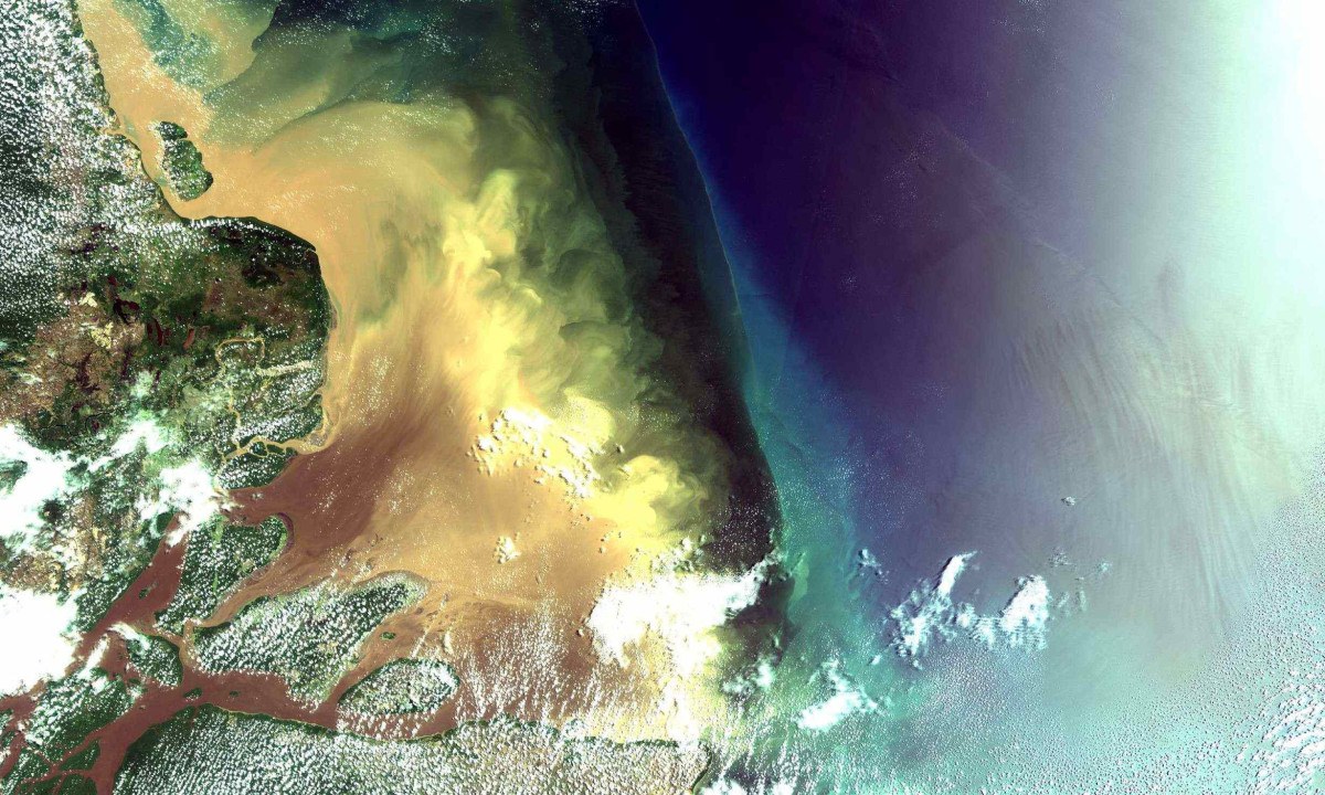 Foz do Rio Amazonas no AtlÃ¢ntico, com a costa do Brasil desde Oiapoque no AmapÃ¡ atÃ© TuriaÃ§u no MaranhÃ£o. Ao N da Ilha de MarajÃ³, na parte de baixo Ã  esq. da imagem, as Ã¡guas do Amazonas, em marrom e amarelo, entram 200 km no Oceano. No continente, floresta em verde escuro, cerrados em marrom, nuvens em branco -  (crédito: Flickr)
