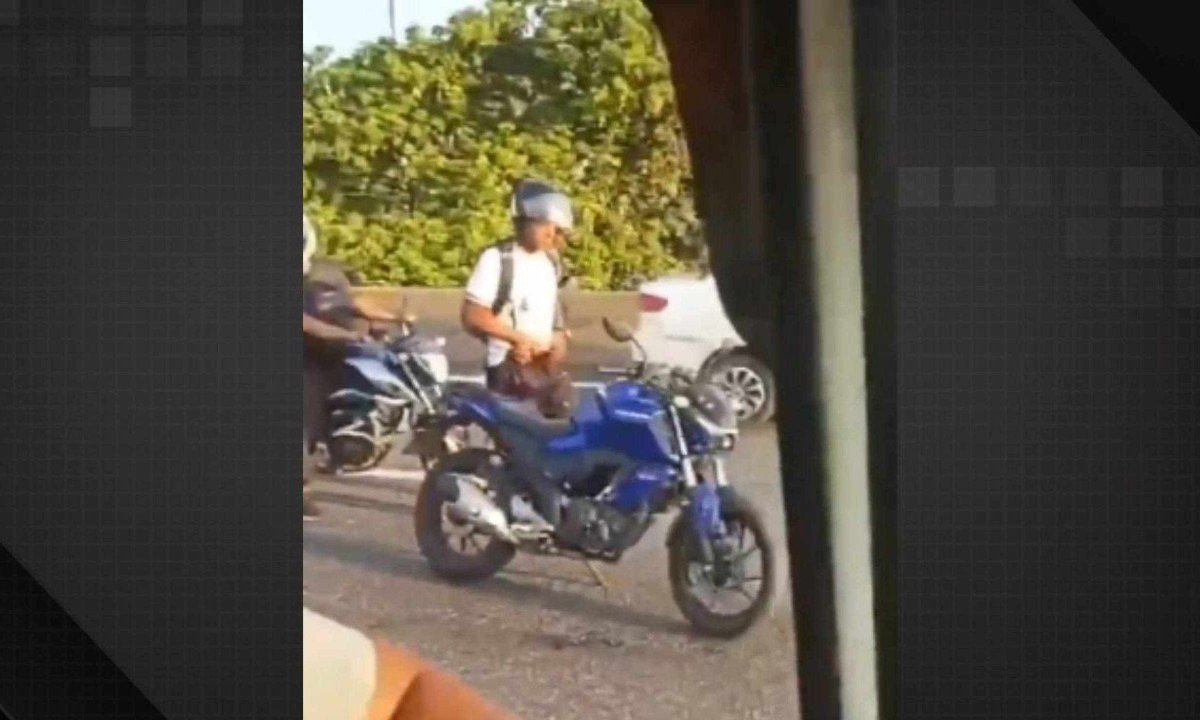 Motociclista esconde na calça celular que furtou de agente morto no asfalto -  (crédito: Reprodução/Dailymotion)