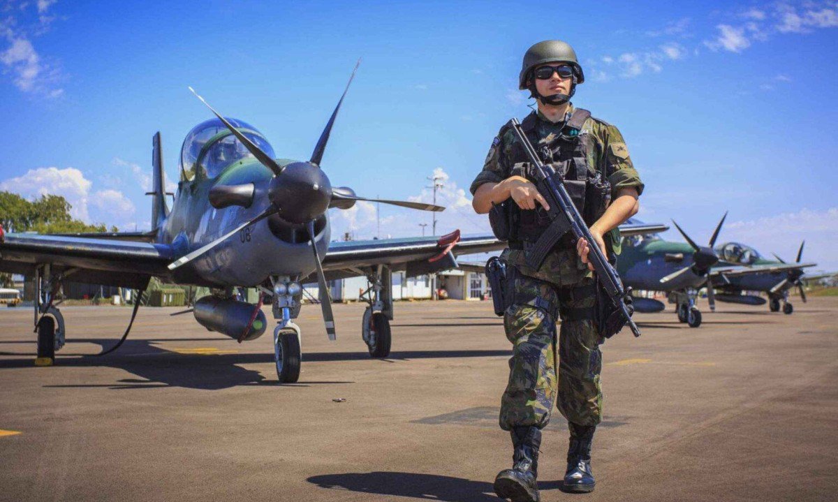 Sargento armado perto de avião da FAB -  (crédito: Divulgação/Aeronáutica)