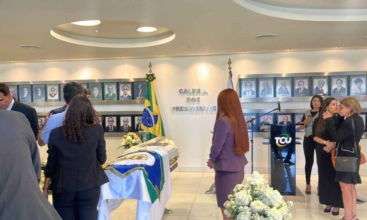 O caixão foi coberto com a bandeira do Tribunal de Contas da União -  (crédito: Juliana Peixoto/divulgação)