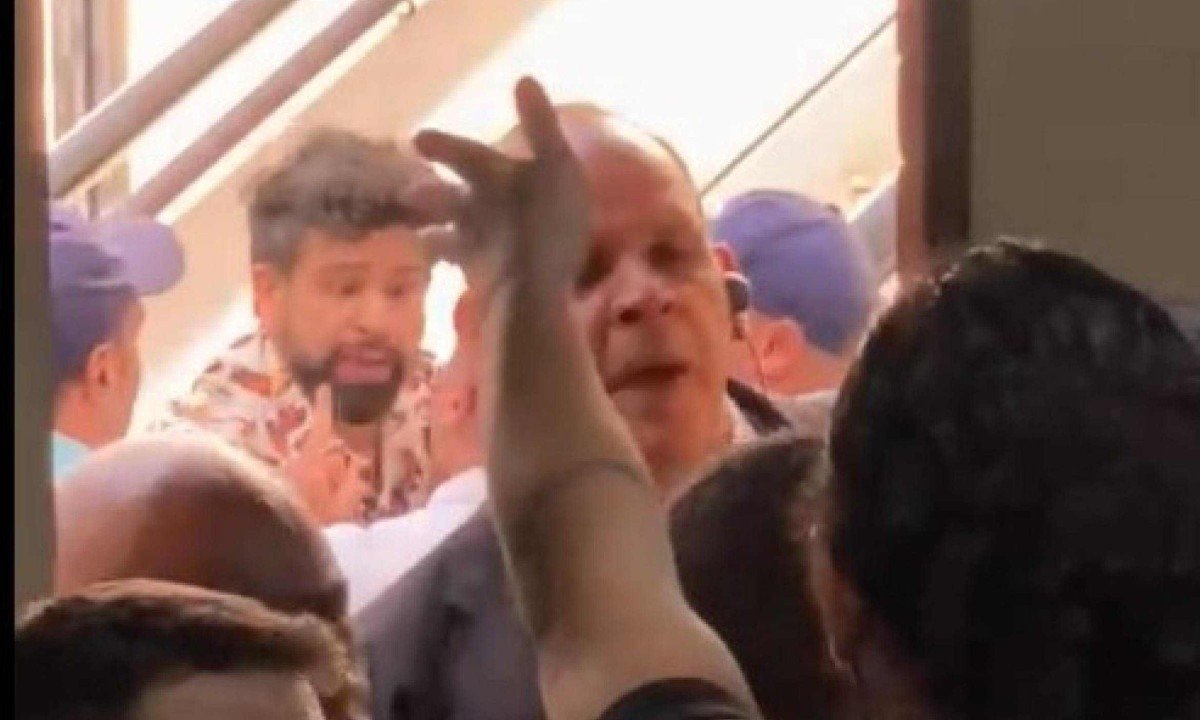 Maicon Chaves, presidente da Cellos (de camisa floral ao fundo), foi retirado à força do plenário da Câmara de BH; ele afirma ter sido xingado de "viado" -  (crédito: Reprodução)
