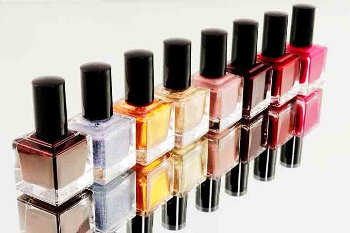 Esse esmalte tem na sua composição um polímero orgânico e outros elementos que dão e ele cor e textura.
