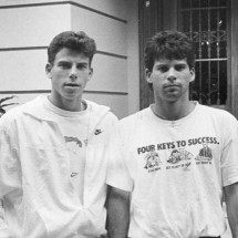 Assassinos dos pais, os irmãos Menendez podem sair da cadeia após 34 anos - wikimedia commons/Orsf
