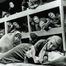 Sobreviventes femininas no quartel do campo: Centenas de prisioneiros foram levados para alojamentos lotados Sobreviventes femininas no quartel do campo: Centenas de prisioneiros foram levados para alojamentos lotados
