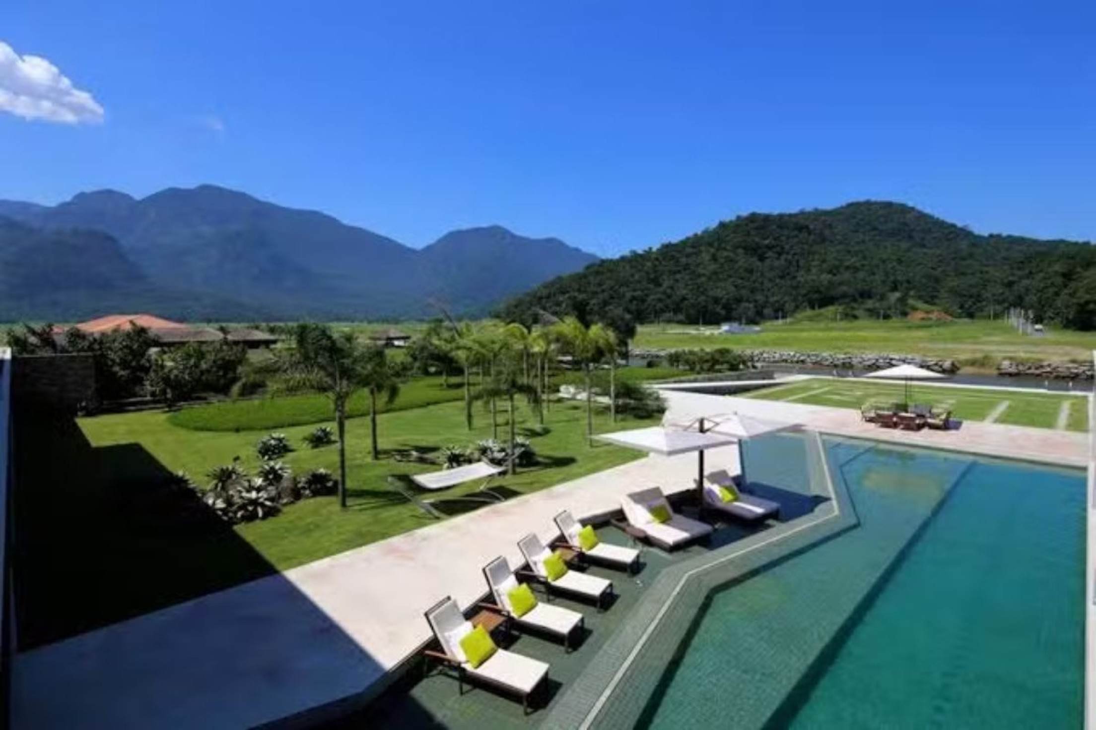 A piscina de uma das mansões de Neymar 