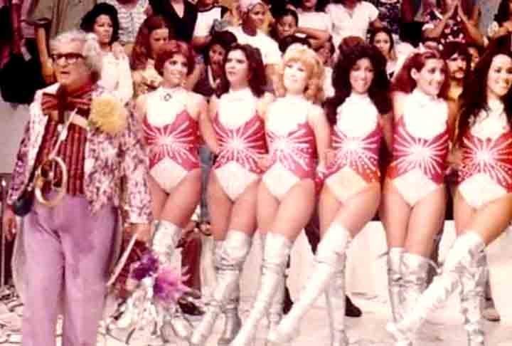 Em seus programas, o apresentador contava com assistentes de palco chamadas â??chacretesâ?. Algumas delas ficaram famosas, casos de Rita Cadillac, Vera FuracÃ£o e Ãndia Potira. 
