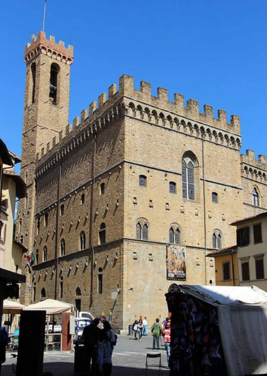 Bargello (1255): Um antigo palácio que hoje abriga o Museu Nacional do Bargello, com esculturas importantes de Donatello, Michelangelo e outros mestres