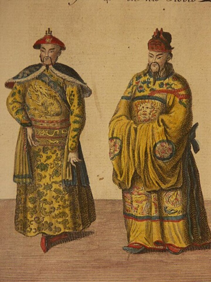 Acredita-se que a origem do esmalte de unha remonte à China antiga, da época imperial, cerca de 3.000 a.C.. Na dinastia Ming, ele era fabricado com mistura que incluía cera de abelha e goma-arábica.


