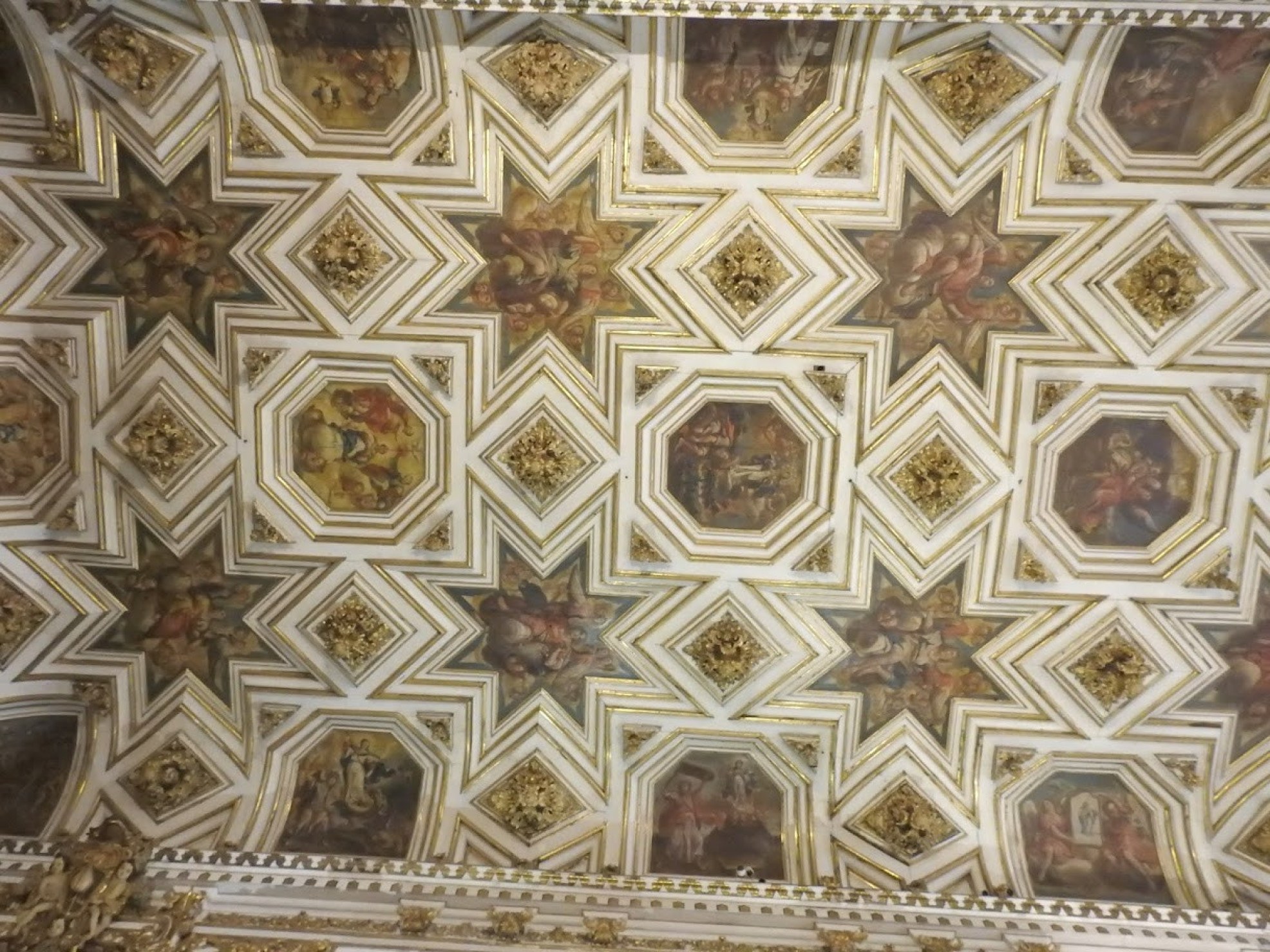 Com pituras coloniais e detalhes em ouro, este era o teto que desabou na tarde desta quarta-feira (5/2)