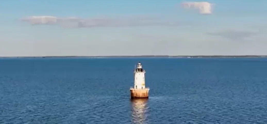 Reportagem do Domingo Espetacular, da Record TV, mostrou que o empresário vendeu diversas propriedades para poder comprar o farol por R$ 1,2 milhão em leilão promovido pelo governo local.
