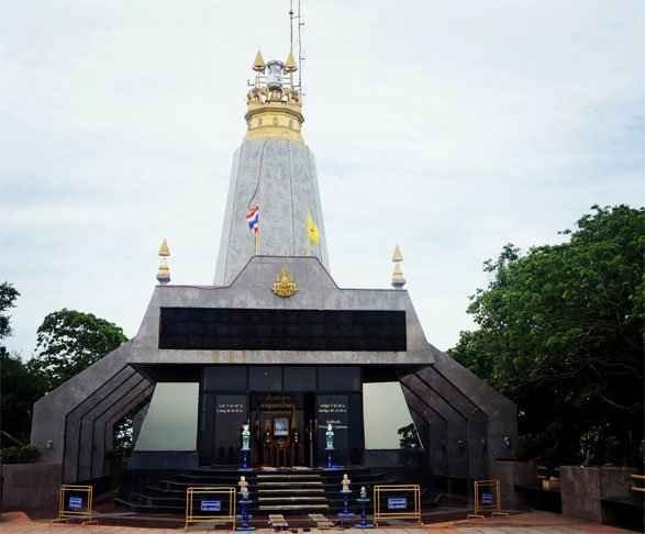 Farol de Promthep Cape, TailÃ¢ndia - Fica na colina do cabo Promthep, na ilha Phuket, na TailÃ¢ndia. ConstruÃ­do em 1996 em homenagem ao Rei Bhumibol Adulyadej, abriga um museu nÃ¡utico, altar budista e restaurante. 