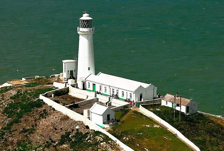 Farol de South Stack, País de Gales - Construído em 1809,  fica na Ilha de Anglesey. Serve de orientação para navios que vão ou voltam dos portos de Holyhead e Dun Laoghaire.