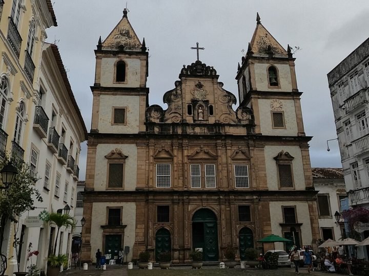 Entre outros pontos turísticos importantes do Pelourinho está justamente a Igreja e Convento de São Francisco, um dos maiores e mais importantes conjuntos arquitetônicos barrocos do Brasil.