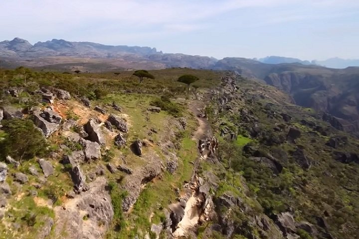 Fora da cidade, as opções de hospedagem são extremamente rústicas, consistindo principalmente em barracas de camping em locais abertos. Falta de internet e banheiros sujos também são comuns.