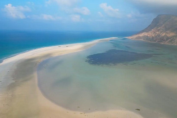 O oeste de Socotra, com a praia e lagoa de Qalansyia, oferece paisagens de areias brancas e Ã¡guas azul-turquesa.