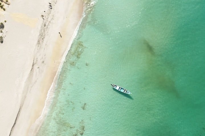 A praia deserta de Shoab (foto), com suas águas verde-esmeralda, e o pôr do sol em Detwah completam a experiência nesta ilha fantástica. 