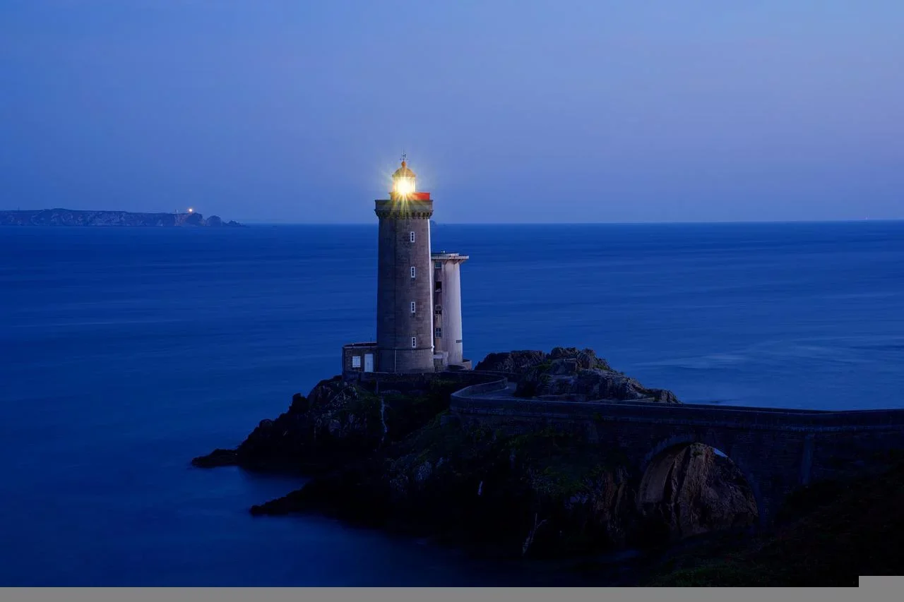 Farol do Petit Minou, França - Fica na enseada de Brest, em Plouzané, cidade bretã de Finistère. Construído entre 1694 e 1697, faz parte de uma antiga fortificação. 