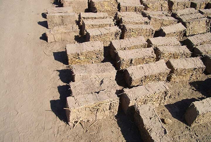 Os materiais básicos desses tijolos primitivos incluía argila ou barro misturado com água;
Palha (ou outros materiais fibrosos, como junco) para dar mais resistência e evitar rachaduras durante a secagem. Em alguns casos, cascalho ou areia eram misturados para dar mais consistência.