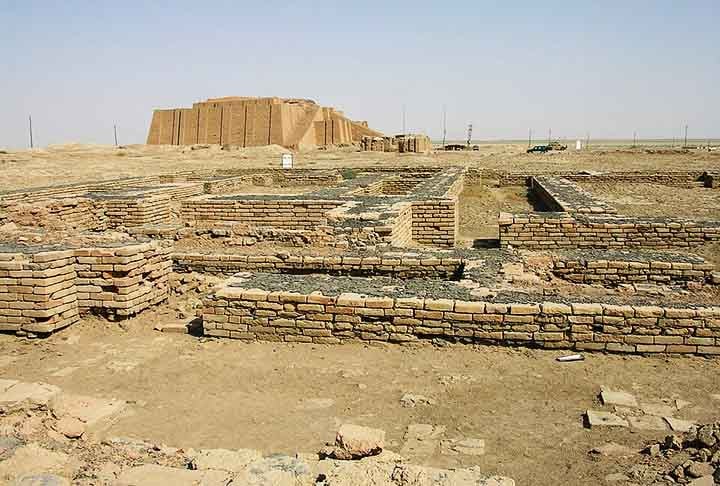 Esses tijolos secados ao sol e depois queimados foram um dos primeiros materiais de construção criados pelo ser humano, e muitos dos monumentos e cidades antigas foram construídos com eles, incluindo a famosa cidade de Ur, na Mesopotâmia.