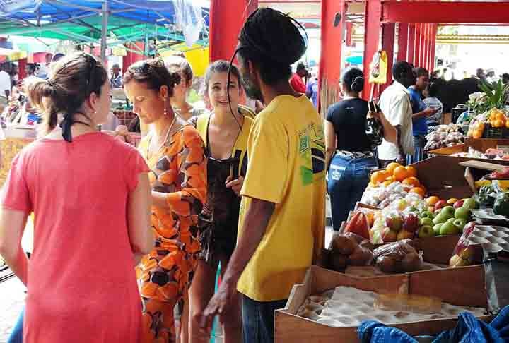 Com uma população que não chega a 100 mil habitantes, a nação africana está ao nordeste da vizinha Madagascar.
