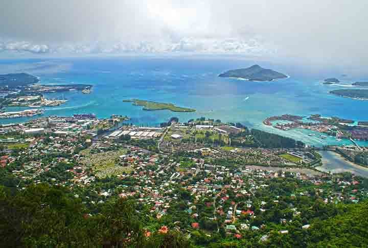 A cidade mais populosa de Seychelles é Victória. Capital do país, ela fica na Ilha de Mahé, a maior do arquipélago. 
