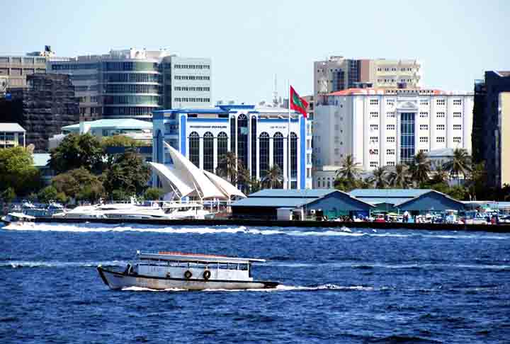 A cidade de Malé, no extremo sul do Atol Kaafu, é a capital das Maldivas. Na localidade os pontos turísticos vão de mesquitas suntuosas ao Sultan Park e o Museu Nacional.

