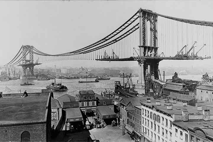 E sobre o rio East foi construída em 1901 uma ponte ligando o distrito de Manhattan ao Brooklyn. A Manhattan Bridge tornou-se um ponto turístico local. 
