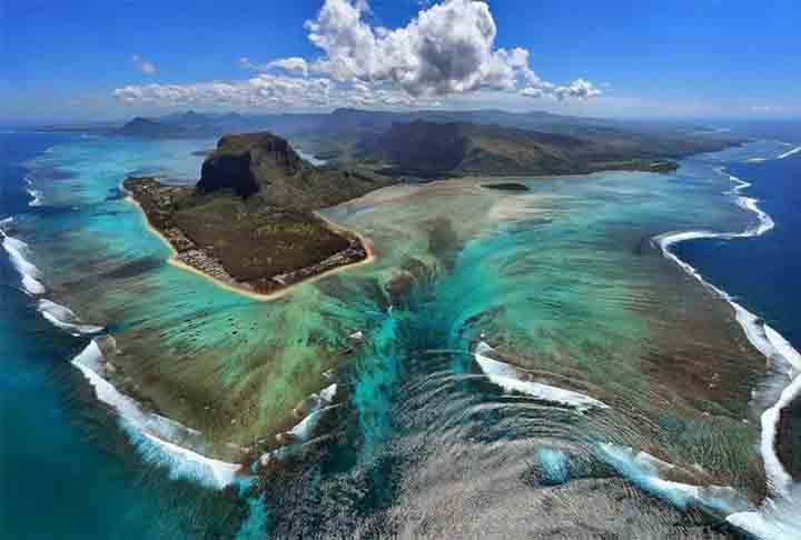 Outro país africano dotado de beleza naturais no Oceano Índico são as Ilhas Maurício, localizadas a 800 km de Madagascar. 
