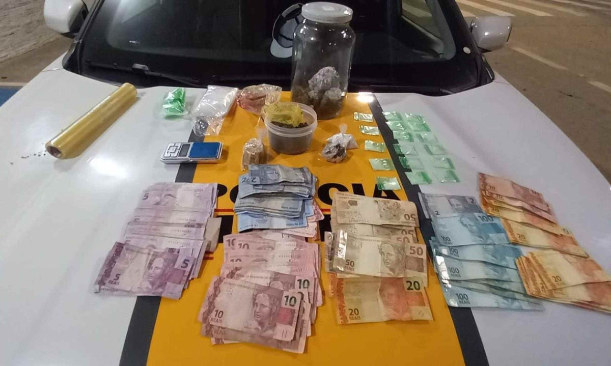 Os policiais localizaram na casa do homem dinheiro em espécie, crack, cocaína, dentre outros