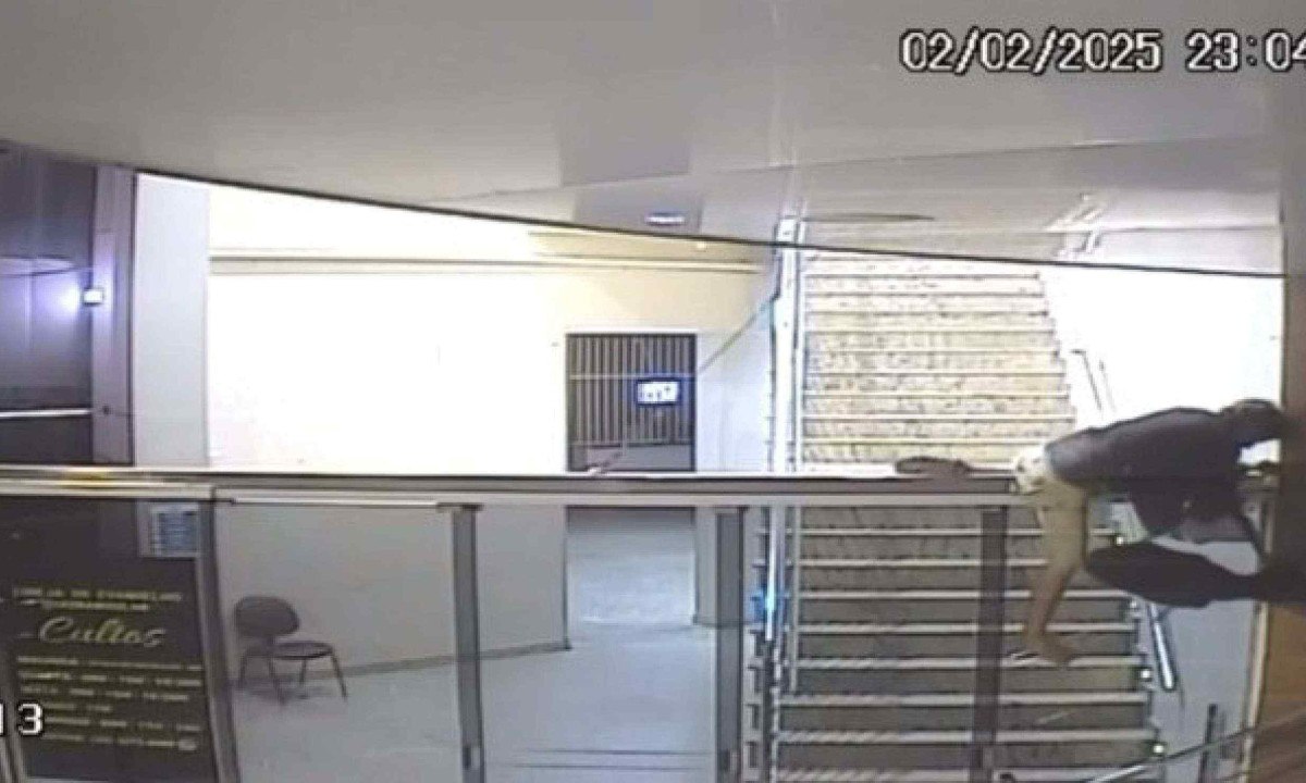 Vídeo: homem invade igreja e rouba contrabaixo em Minas