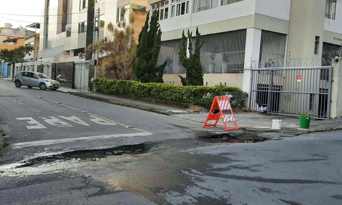 Buracos est&atilde;o localizados em frente &agrave; garagem de condom&iacute;nio -  (crédito: Arquivo Pessoal)