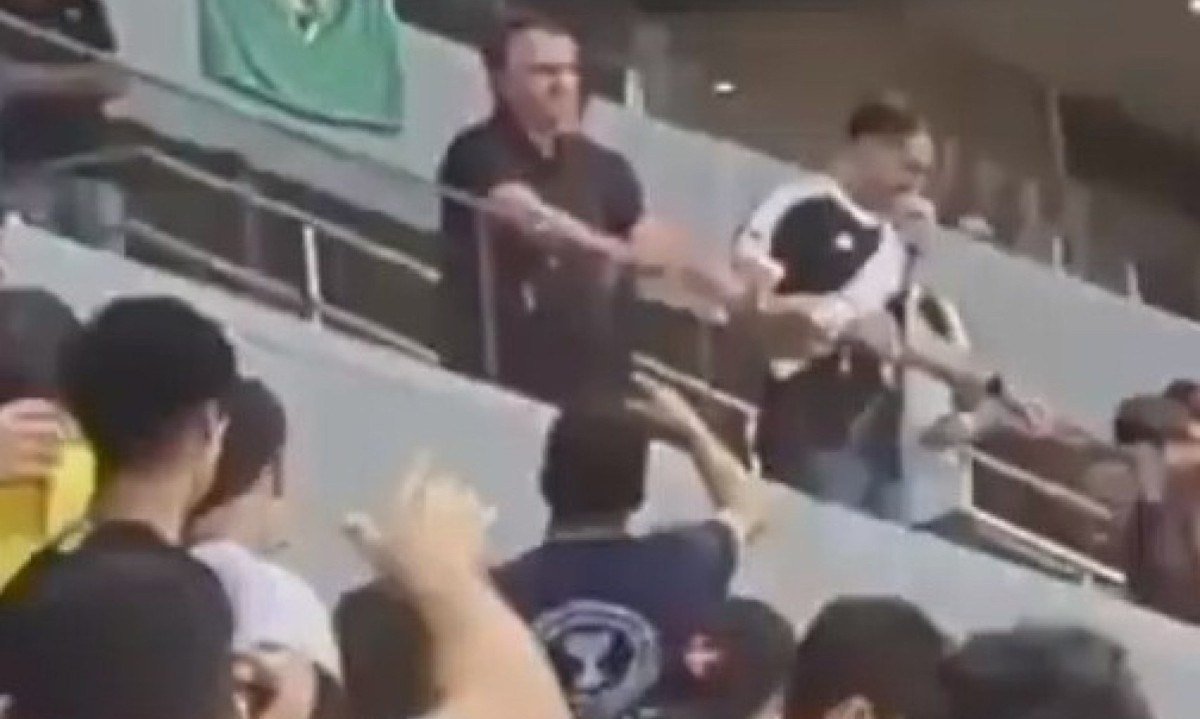 Ex-presidente Jair Bolsonaro e senador Flávio Bolsonaro foram vaiados pela torcida do Vasco durante partida contra o Fluminense -  (crédito: Reprodução/Twitter)
