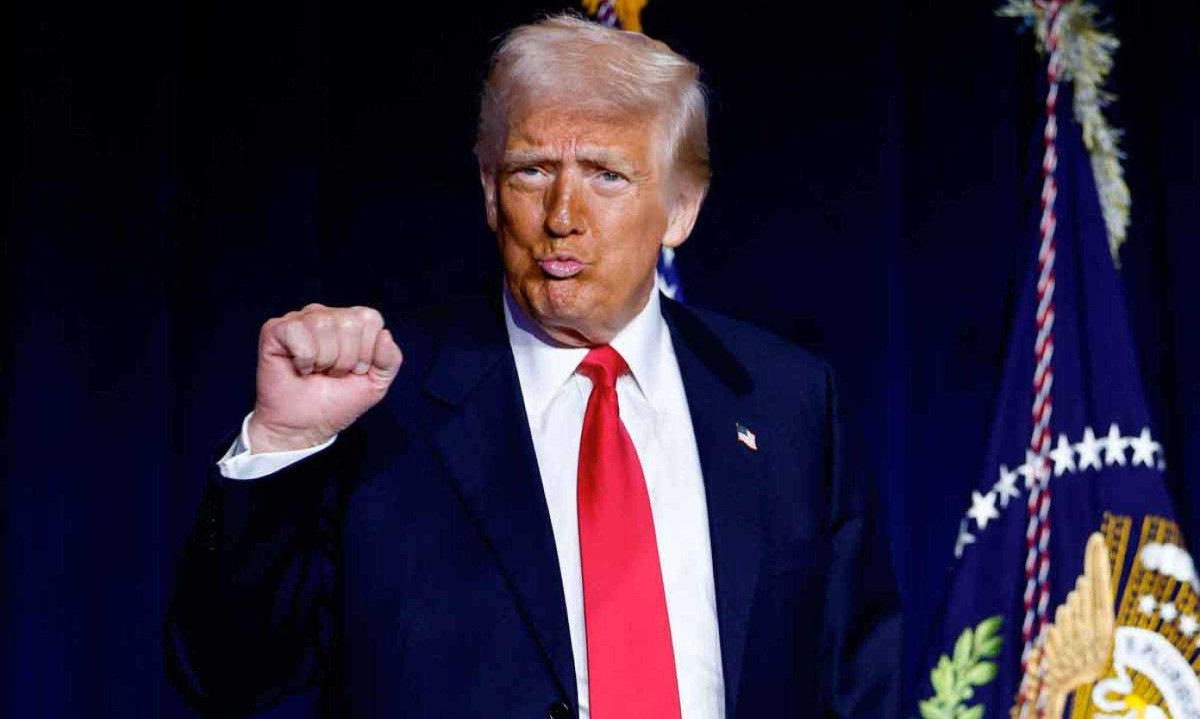 Donald Trump se comporta como um grande conquistador -  (crédito: TING SHEN/AFP)