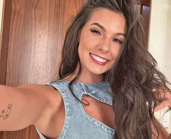 A dona dos hits “Solteiro Forçado” e “Nosso Quadro” disse que não quer abandonar totalmente o estilo 
